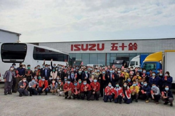 Management visit during Spring Festival to thank staff adhering to their duties